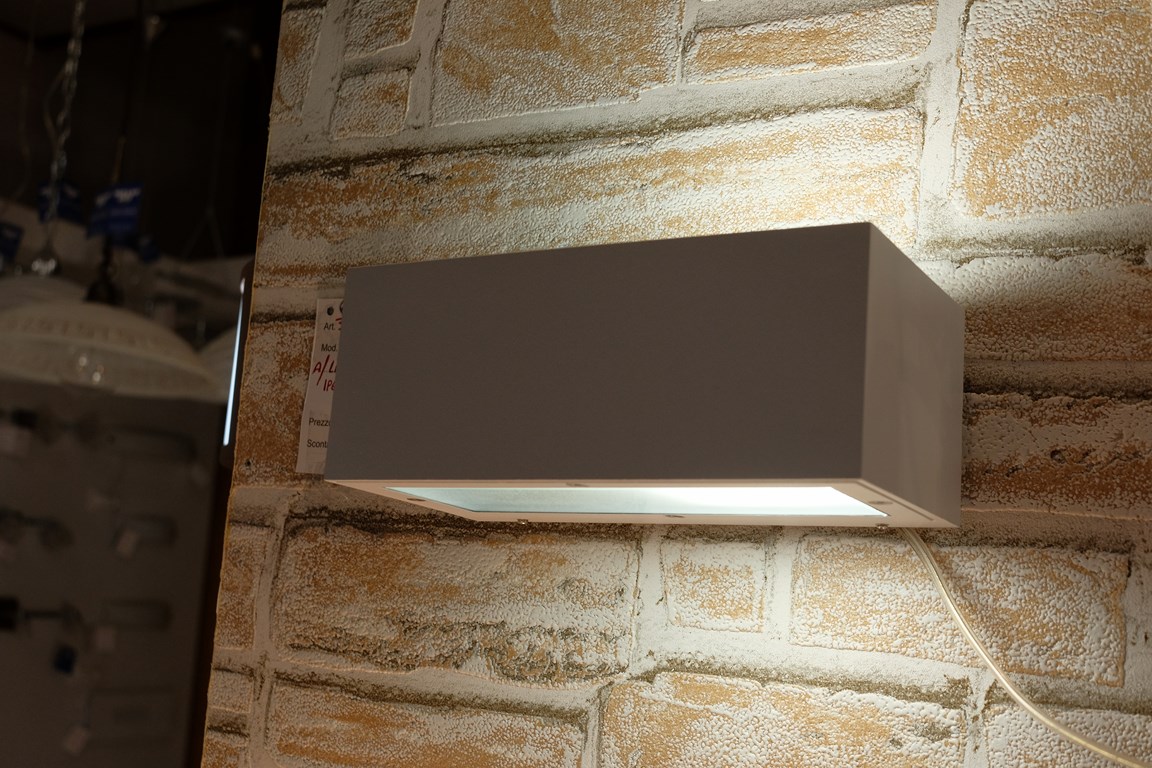 LINEAR - APPLIQUE LUCE DA ESTERNO LINEAR - APPLIQUE LUCE DA ESTERNO