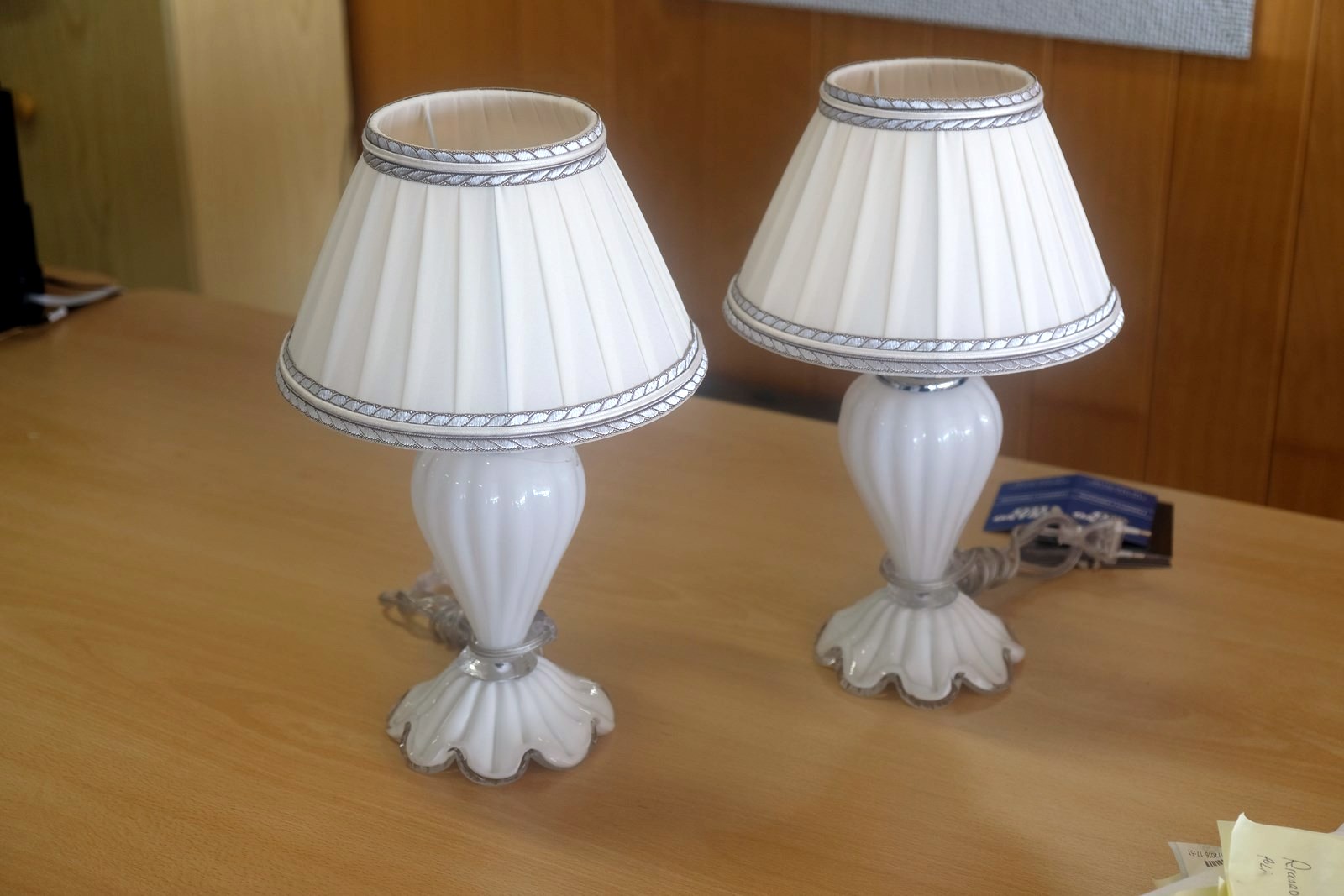 Farnese - Lumetti in bianco latte con paralume