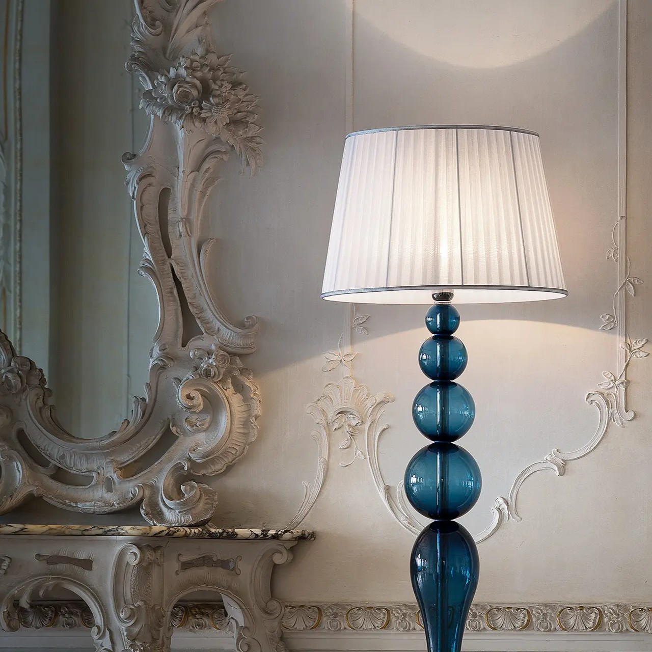 BORBONE - LAMPADA DA TERRA - COLORE BLUE DENI - LAVORATO IN VETRO DI MURANO BORBONE - PIANTANA IN VETRO DI MURANO CON PARALUME IN TESSUTO - 1xE27