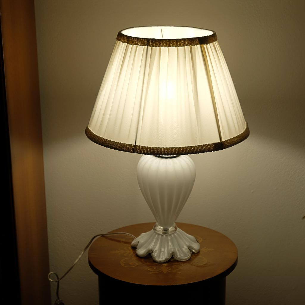 Lumetto vetro colore bianco latte con paralume FARNESE - Lumetto vetro colore bianco latte con paralume