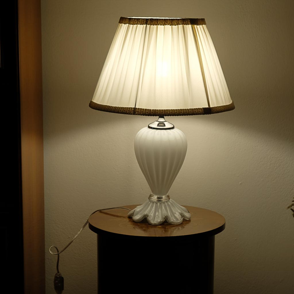 FARNESE - Lumetto vetro colore bianco latte con paralume FARNESE - Lumetto vetro colore bianco latte con paralume