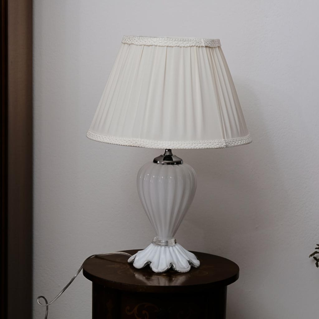 FARNESE - Lumetto vetro colore bianco latte con paralume FARNESE - Lumetto vetro colore bianco latte con paralume