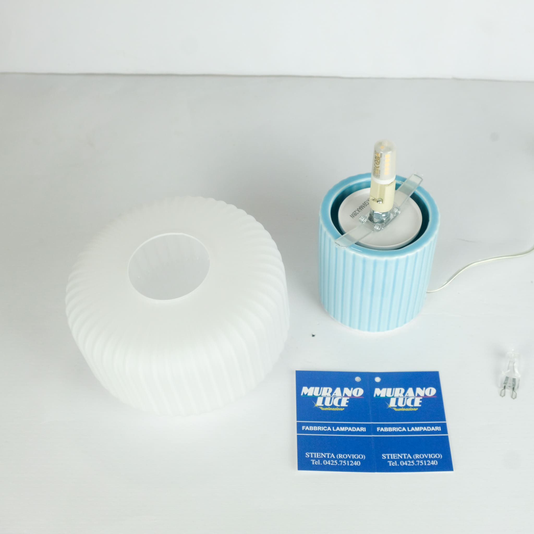 Otty - lumetto base cemento azzurro - vetro bianco rigato