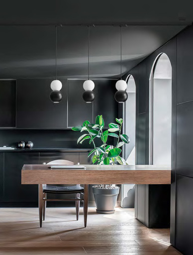 Sospensione in vetro bianco opale e una sfera in metallo nero opaco Sospensione in vetro bianco opale e una sfera in metallo nero opaco adatta per installazioni su binari trifase