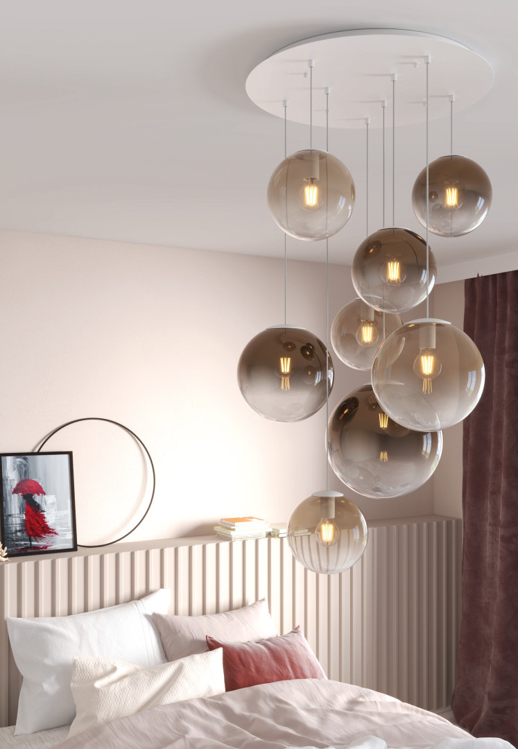 Collezione di lampade a sospensione composta da una o più sfere in vetro pirex soffiato regolabili in altezza e disponibili in diverse finiture e dimensioni.