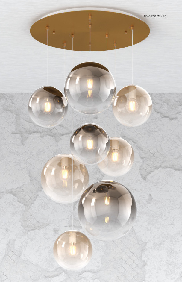 Collezione di lampade a sospensione composta da una o più sfere in vetro pirex soffiato regolabili in altezza e disponibili in diverse finiture e dimensioni.