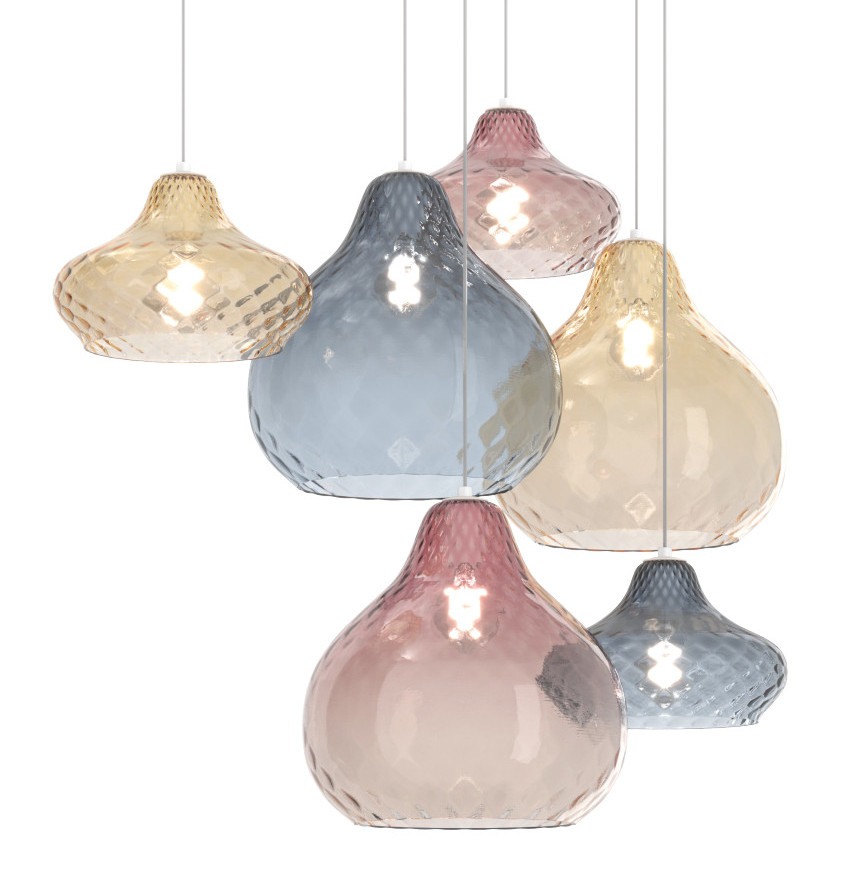 Collezione di lampade a sospensione composte da uno o più elementi in vetro soffiato regolabili in altezza.