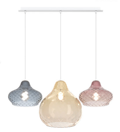 Collezione di lampade a sospensione composte da uno o più elementi in vetro soffiato regolabili in altezza.