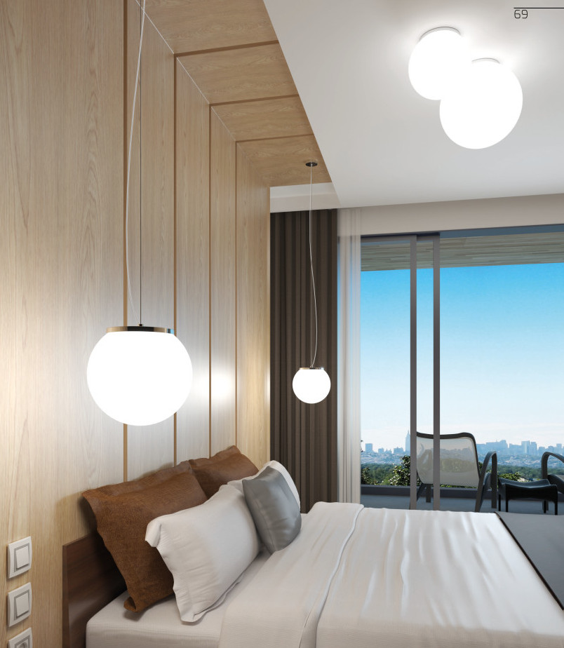 Collezione di lampade composte da vetri soffiati di forma sferica in finitura acidato opaco. Le parti metalliche sone cromate e le sospensioni sono regolabili in altezza con dispositivi fermacavo automatici.