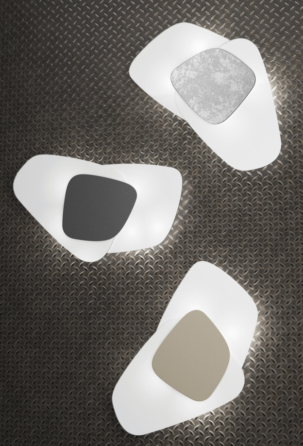 Collezione di lampade da parete o da plafone con struttura metallica verniciata bianca e piastra frontale disponibile in diverse finiture.