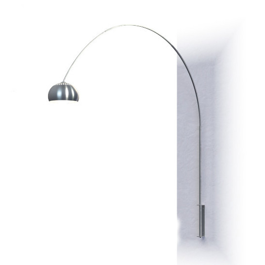 Piantana composta da uno stelo metallico curvo regolabile in varie posizioni, sezione quadrata e finitura satinata.