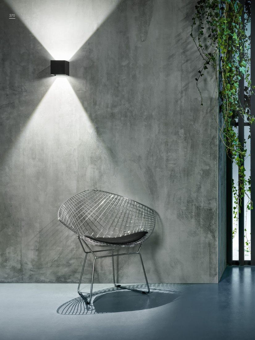 Struttura in alluminio pressofuso. Alette interne regolabili per creare diversi effetti di luce. Struttura in alluminio pressofuso. Alette interne regolabili per creare diversi effetti di luce.