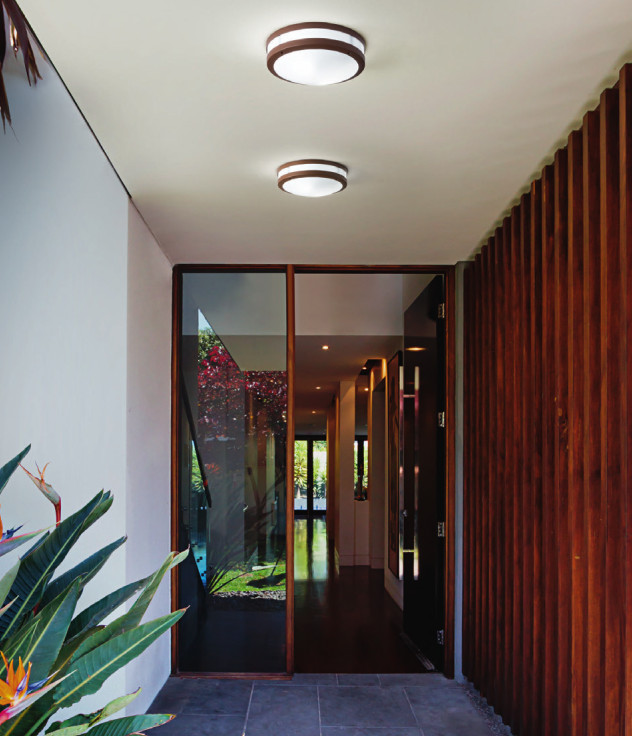 Plafoniera. Struttura in alluminio. Finitura in bianco grigio, grigio alluminio, grigio antracite o marrone. Diffusore in metacrilato lucido.