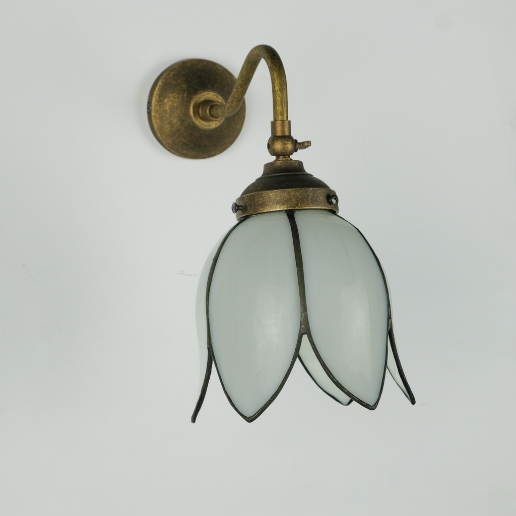 PETALS - APPLIQUE IN OTTONE CON VETRO TIFFANY BIANCO