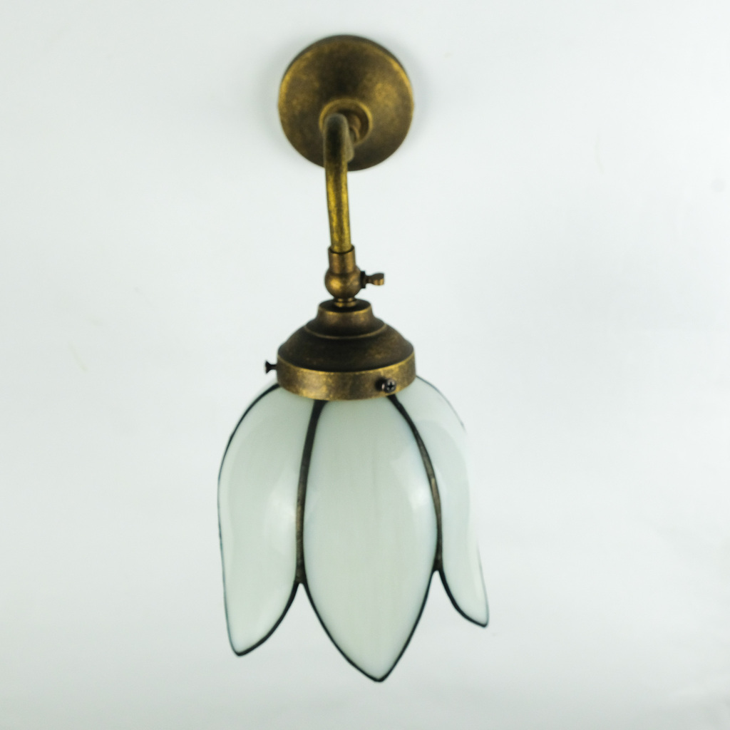 PETALS - APPLIQUE IN OTTONE CON VETRO TIFFANY BIANCO