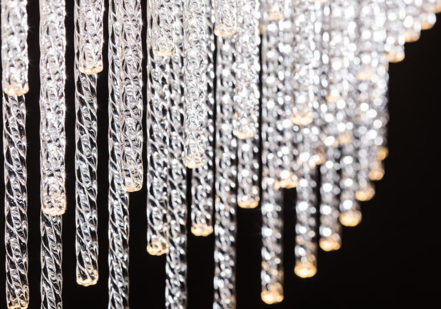 La collezione ECLISSE si presta a soluzioni personalizzabili sia per quanto riguarda la dimensione della struttura che le lunghezza delle calate