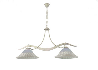 Pamela, collezione di lampadari in vetro alabastro con incisioni decorate. Montature in metallo verniciato decorato a mano.