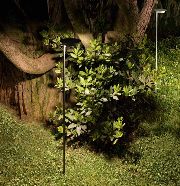 Lampada da tavolo/esterno ricaricabile a batterie in metallo e Abs verniciato per uso interno/esterno. Diffusore orientabile in acrilico satinato. Lampada da tavolo/esterno ricaricabile a batterie in metallo e Abs verniciato per uso interno/esterno. Diffusore orientabile in acrilico satinato.