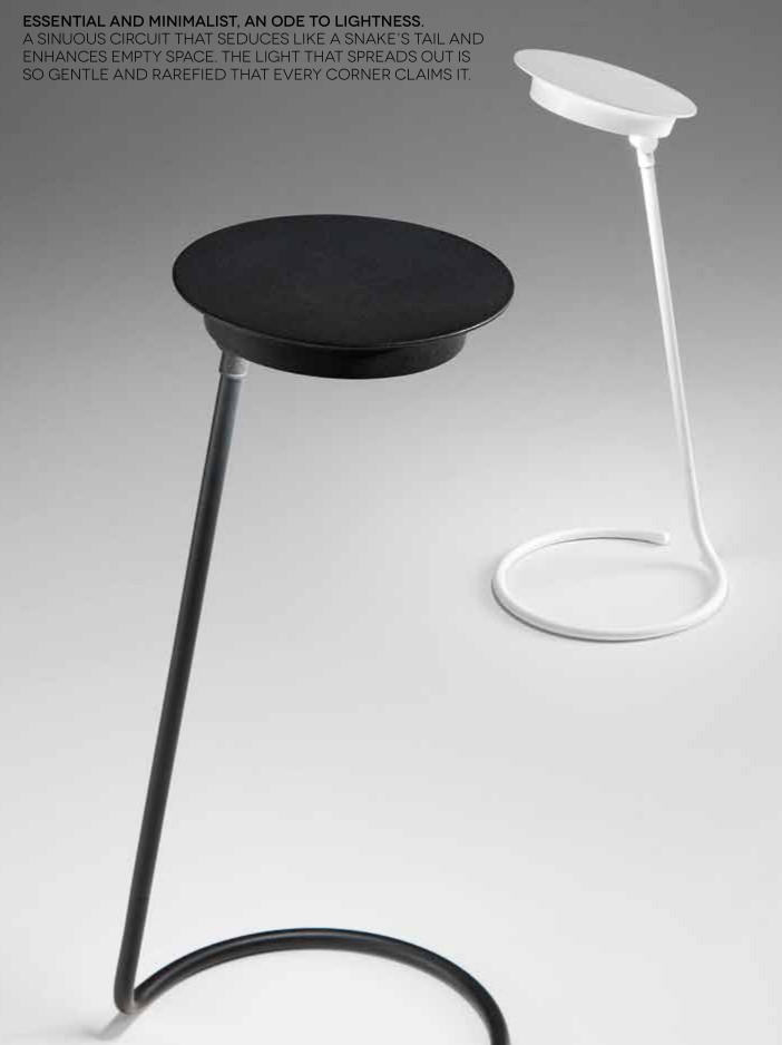 Lampada da tavolo/esterno ricaricabile a batterie in metallo e Abs verniciato per uso interno/esterno. Diffusore orientabile in acrilico satinato. Lampada da tavolo/esterno ricaricabile a batterie in metallo e Abs verniciato per uso interno/esterno. Diffusore orientabile in acrilico satinato.