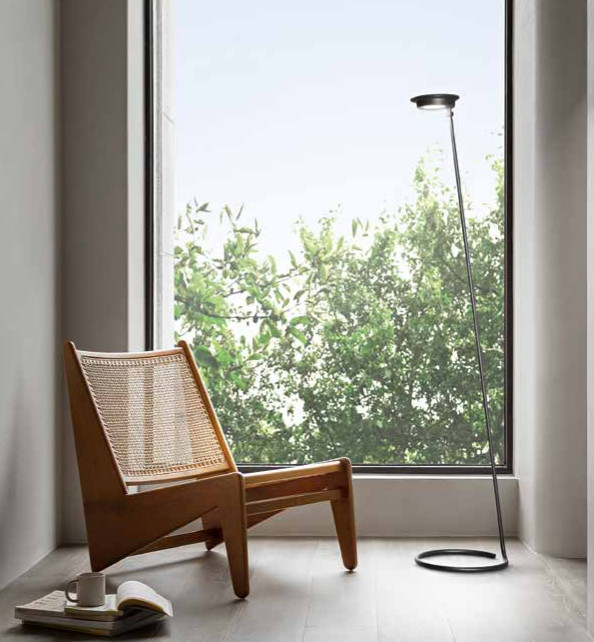 Lampada da tavolo/esterno ricaricabile a batterie in metallo e Abs verniciato per uso interno/esterno. Diffusore orientabile in acrilico satinato. Lampada da tavolo/esterno ricaricabile a batterie in metallo e Abs verniciato per uso interno/esterno. Diffusore orientabile in acrilico satinato.