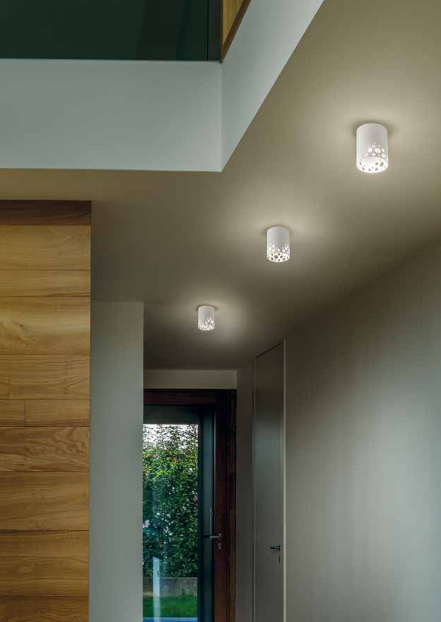 Forma semplice arricchita dal gioco di pieni e di vuoti, Gaia dona all’ambiente piacevoli effetti luminosi che creano una atmosfera dinamica.