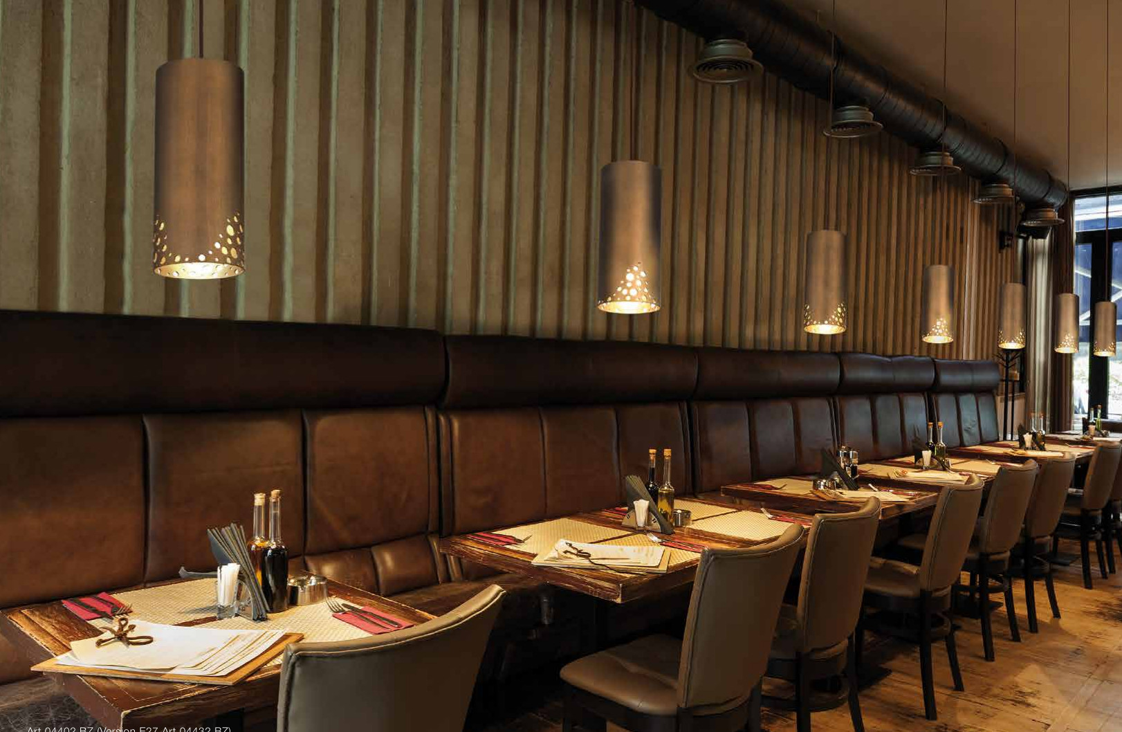 Forma semplice arricchita dal gioco di pieni e di vuoti, Gaia dona all’ambiente piacevoli effetti luminosi che creano una atmosfera dinamica.