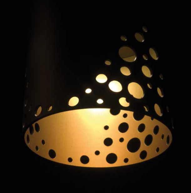 Forma semplice arricchita dal gioco di pieni e di vuoti, Gaia dona all’ambiente piacevoli effetti luminosi che creano una atmosfera dinamica.