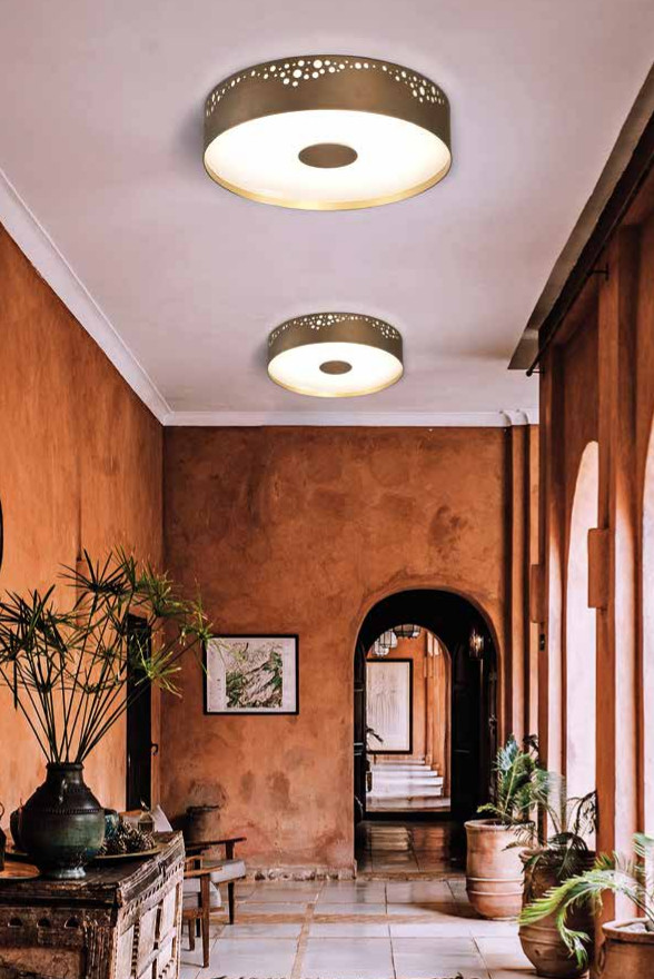 Forma semplice arricchita dal gioco di pieni e di vuoti, Gaia dona all’ambiente piacevoli effetti luminosi che creano una atmosfera dinamica.