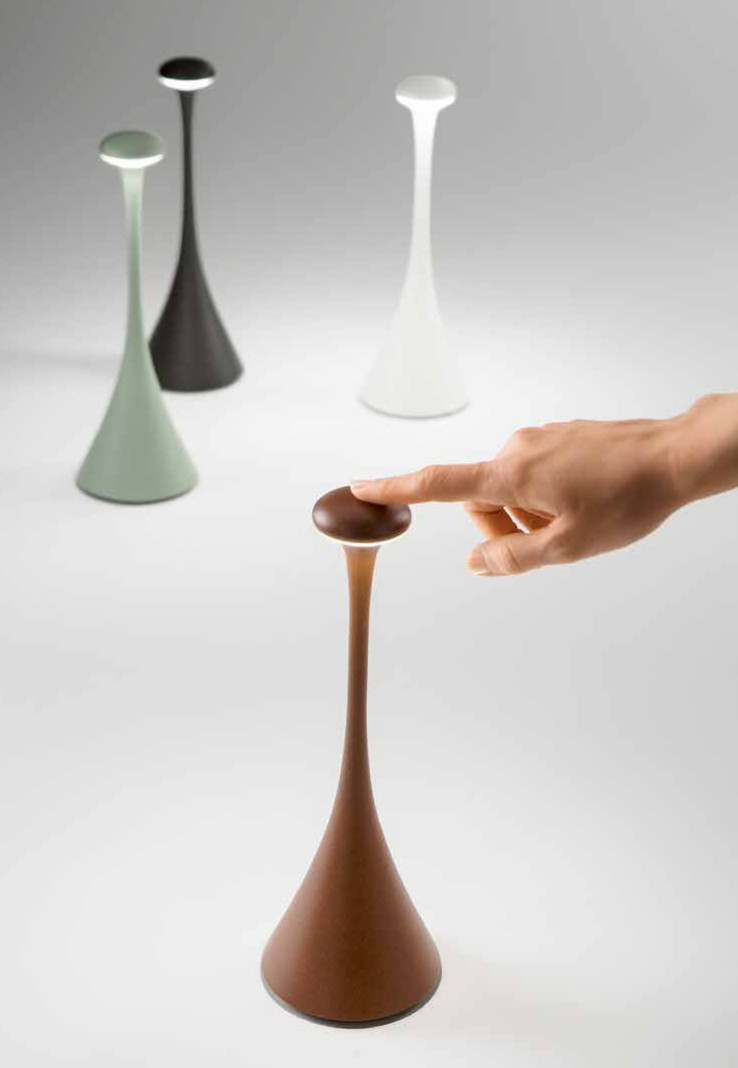 Lampada da tavolo ricaricabile a batterie in alluminio pressofuso verniciato a polvere per uso interno/ esterno.