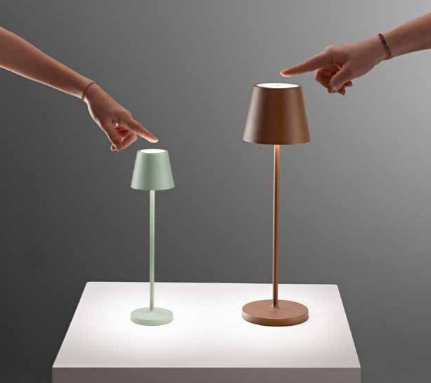 Lampada da tavolo ricaricabile a batterie in alluminio pressofuso verniciato a polvere per uso interno/esterno.