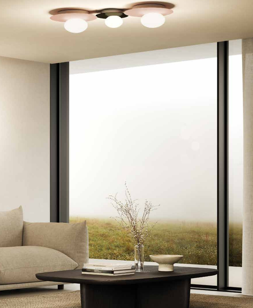 Bianca può essere applique o plafoniera, singola o in gruppo. Le diverse finiture, scelte attentamente tra le palette più contemporanee, dialogano armoniosamente tra loro anche nei toni più audac