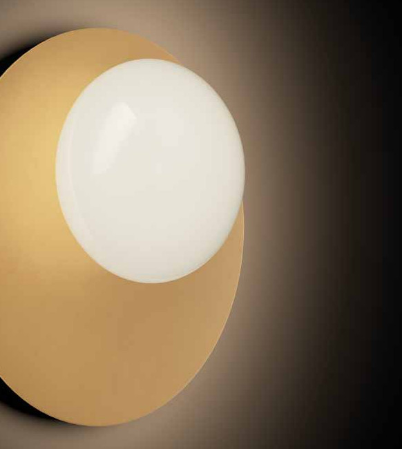 Bianca può essere applique o plafoniera, singola o in gruppo. Le diverse finiture, scelte attentamente tra le palette più contemporanee, dialogano armoniosamente tra loro anche nei toni più audac