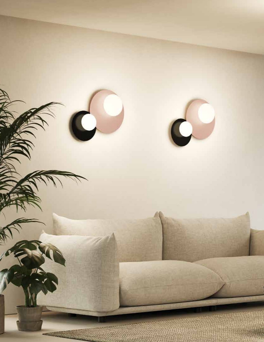 Bianca può essere applique o plafoniera, singola o in gruppo. Le diverse finiture, scelte attentamente tra le palette più contemporanee, dialogano armoniosamente tra loro anche nei toni più audac