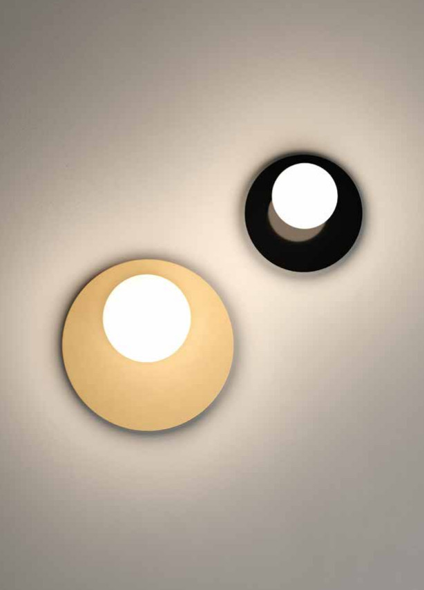 Bianca può essere applique o plafoniera, singola o in gruppo. Le diverse finiture, scelte attentamente tra le palette più contemporanee, dialogano armoniosamente tra loro anche nei toni più audac