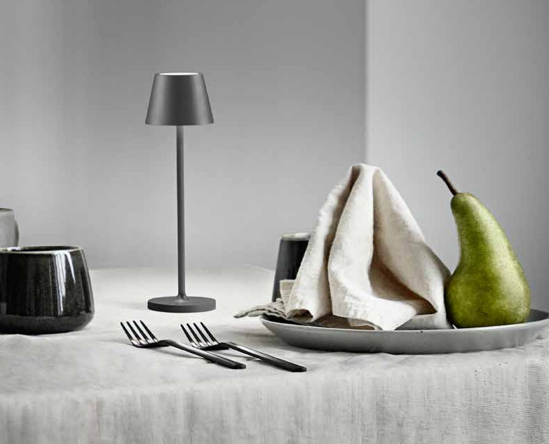 Lampada da tavolo ricaricabile a batterie in alluminio pressofuso verniciato a polvere per uso interno/esterno.