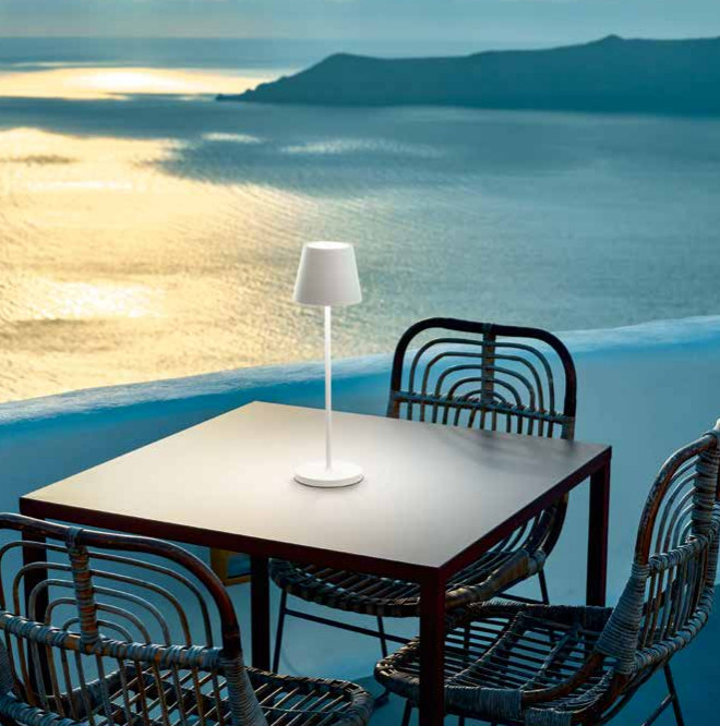 Lampada da tavolo ricaricabile a batterie in alluminio pressofuso verniciato a polvere per uso interno/esterno.