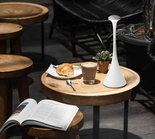 Lampada da tavolo ricaricabile a batterie in alluminio pressofuso verniciato a polvere per uso interno/ esterno.