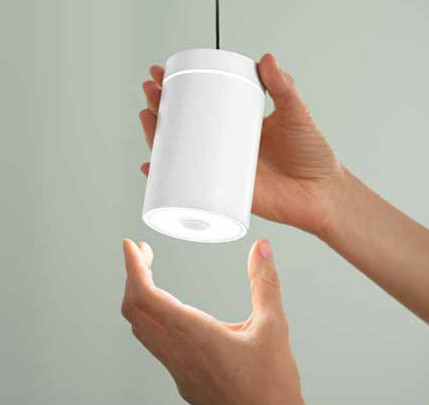 Lampada da tavolo a LED costruito in alluminio pressofuso verniciato a polvere con pre-trattamento per uso esterno/interno. Interruttore a rotazione a magneti