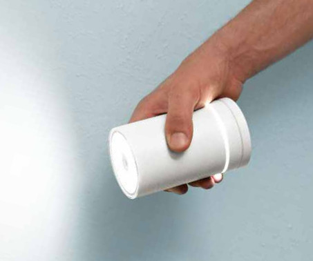 Lampada da tavolo a LED costruito in alluminio pressofuso verniciato a polvere con pre-trattamento per uso esterno/interno. Interruttore a rotazione a magneti