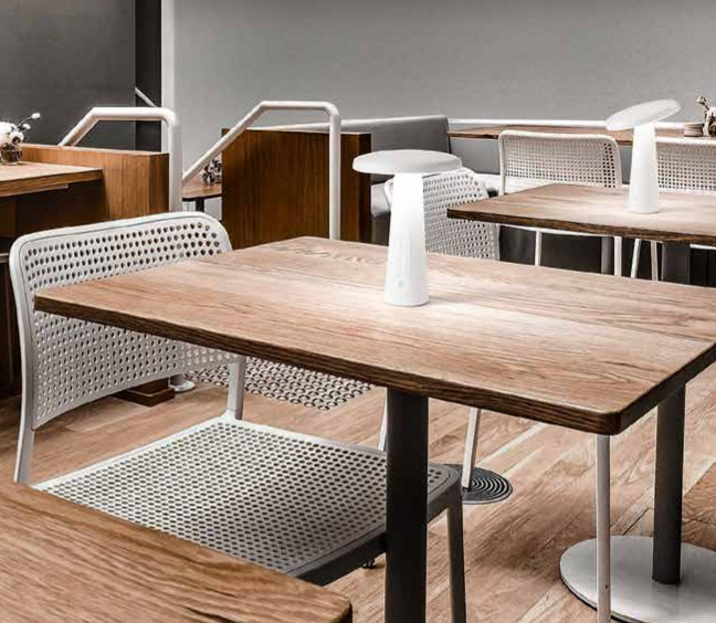 Lampada da tavolo ricaricabile a batterie in metallo e Abs verniciato per uso interno/esterno