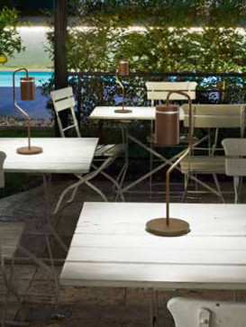 Lampada da tavolo a LED costruito in alluminio pressofuso verniciato a polvere con pre-trattamento per uso esterno/interno. Interruttore a rotazione a magneti