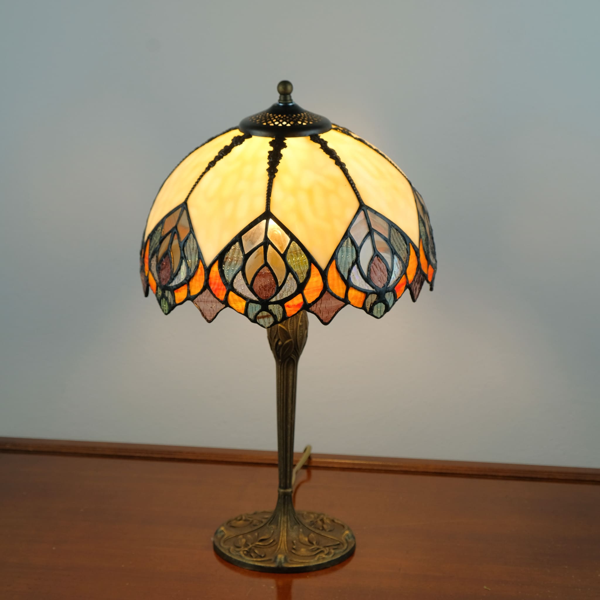 ELEGANT - LAMPADA TIFFANY CON DIAMETRO 3OCM - BASE OTTONATA - INSERTI IN VETRO COLORATI