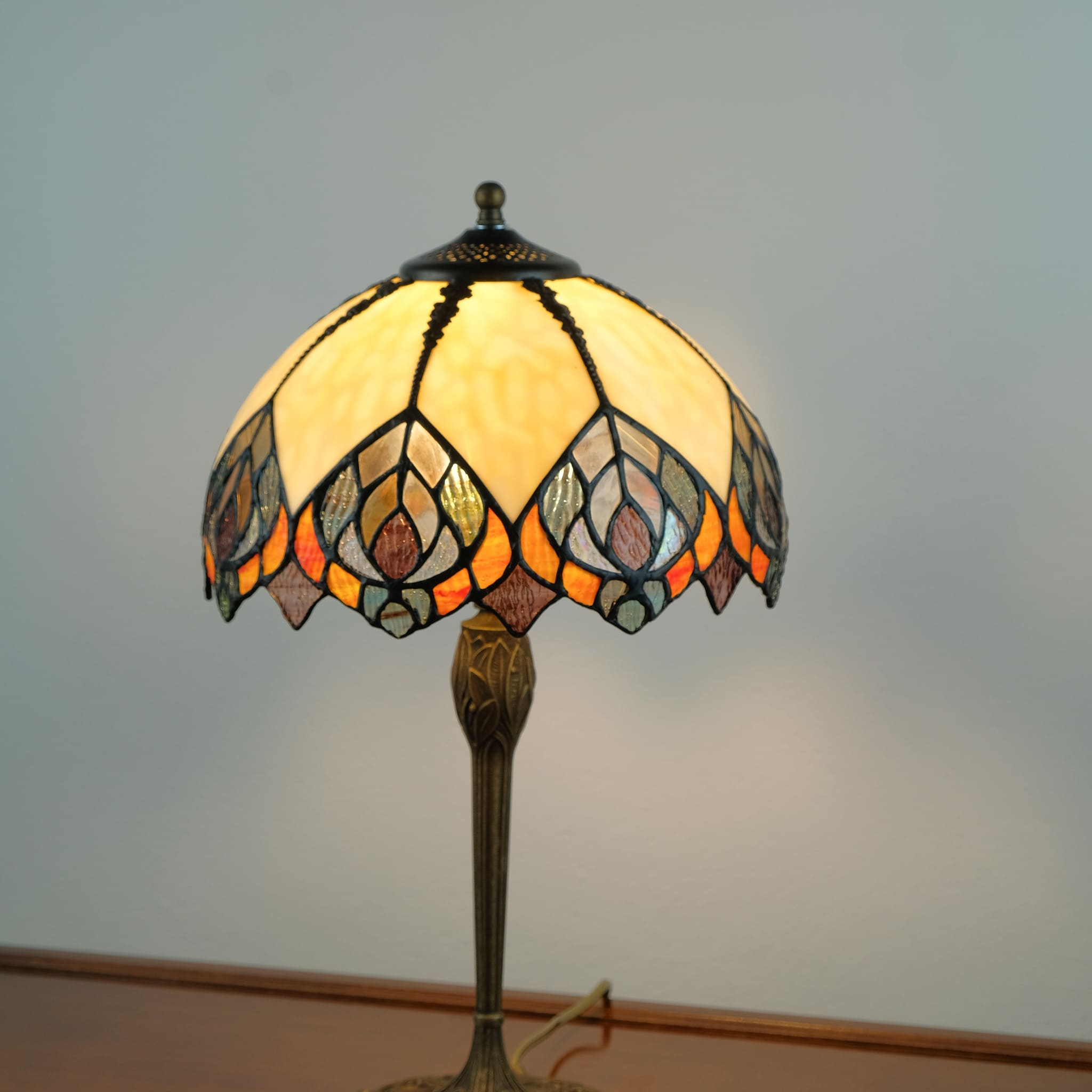 ELEGANT - LAMPADA TIFFANY CON DIAMETRO 3OCM - BASE OTTONATA - INSERTI IN VETRO COLORATI