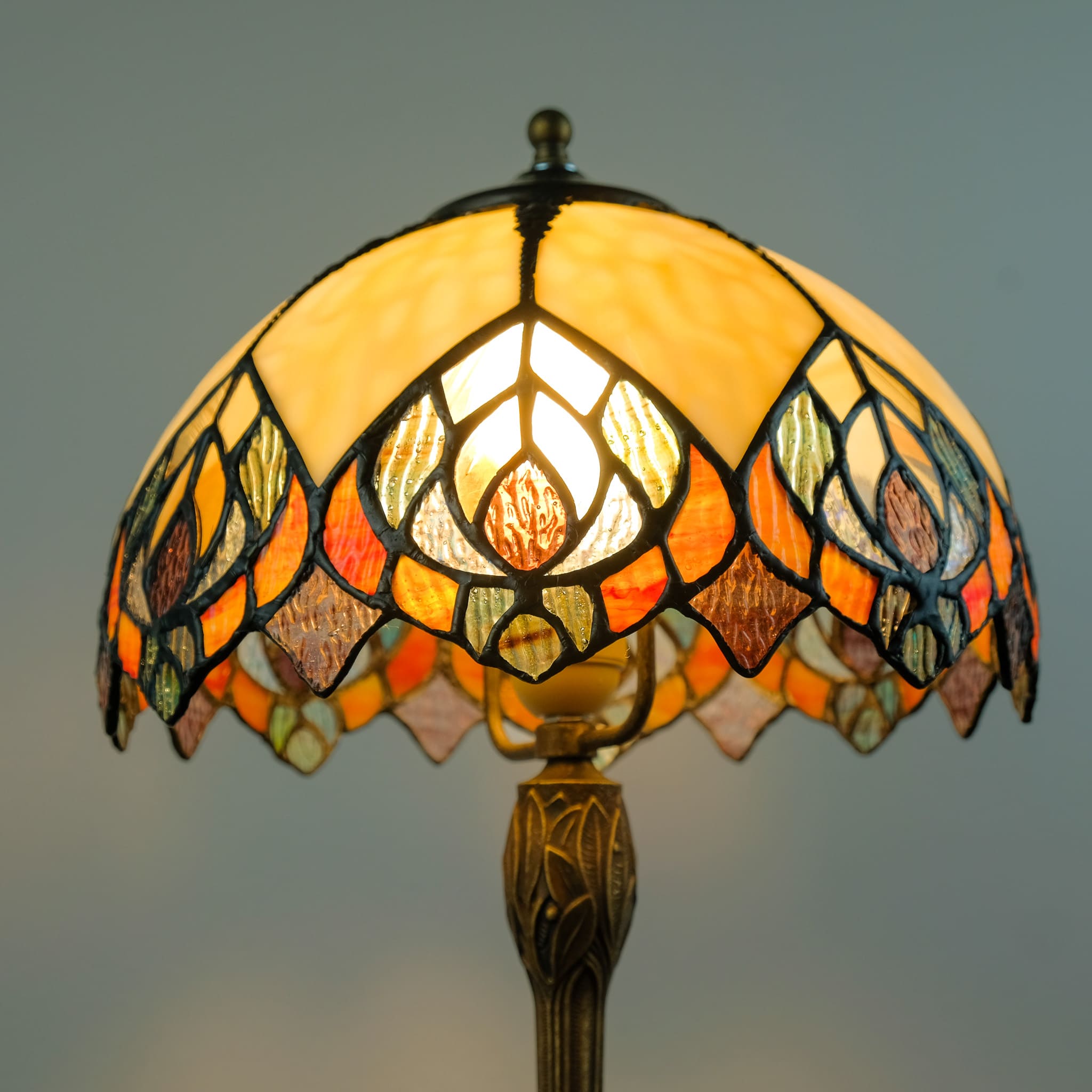 ELEGANT - LAMPADA TIFFANY CON DIAMETRO 3OCM - BASE OTTONATA - INSERTI IN VETRO COLORATI