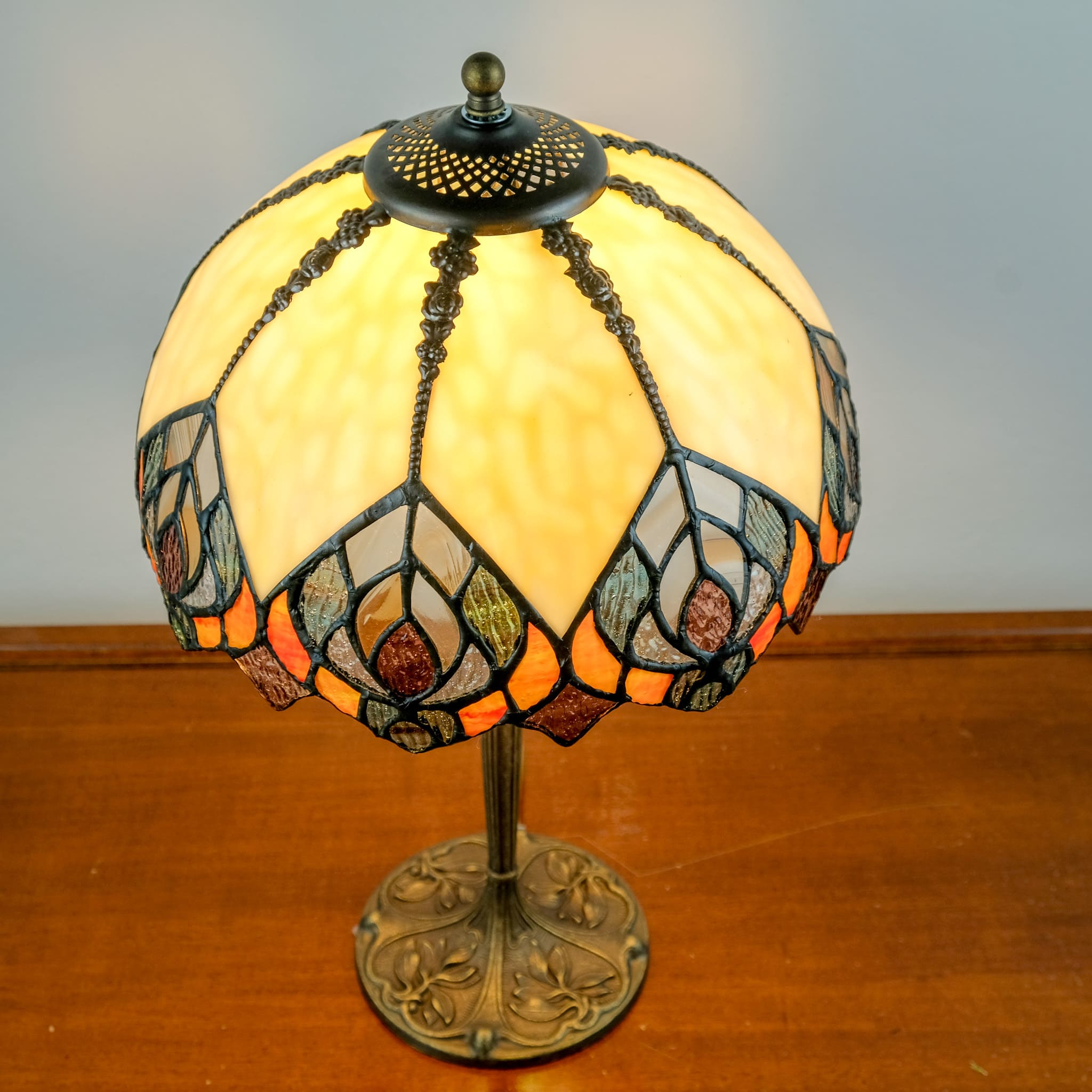 ELEGANT - LAMPADA TIFFANY CON DIAMETRO 3OCM - BASE OTTONATA - INSERTI IN VETRO COLORATI