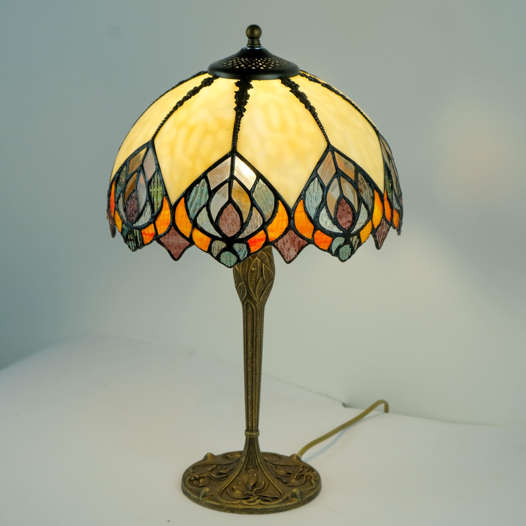 ELEGANT - LAMPADA TIFFANY CON DIAMETRO 3OCM - BASE OTTONATA - INSERTI IN VETRO COLORATI