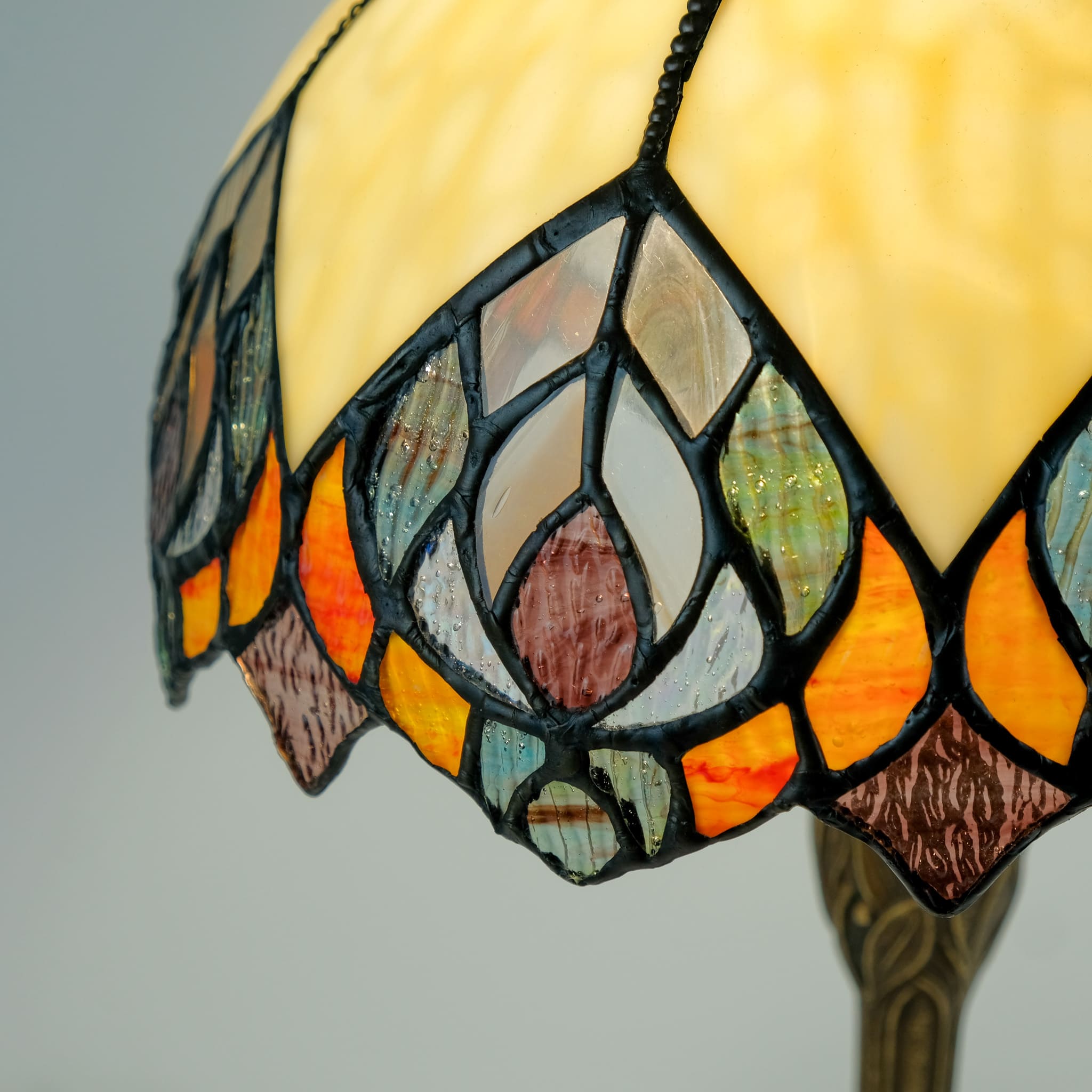 ELEGANT - LAMPADA TIFFANY CON DIAMETRO 3OCM - BASE OTTONATA - INSERTI IN VETRO COLORATI