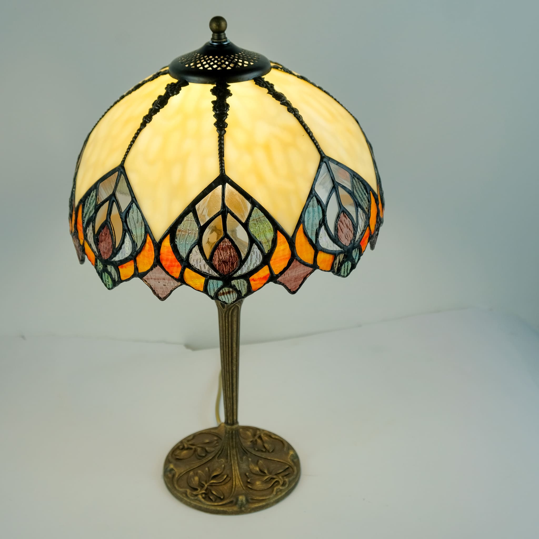 ELEGANT - LAMPADA TIFFANY CON DIAMETRO 3OCM - BASE OTTONATA - INSERTI IN VETRO COLORATI