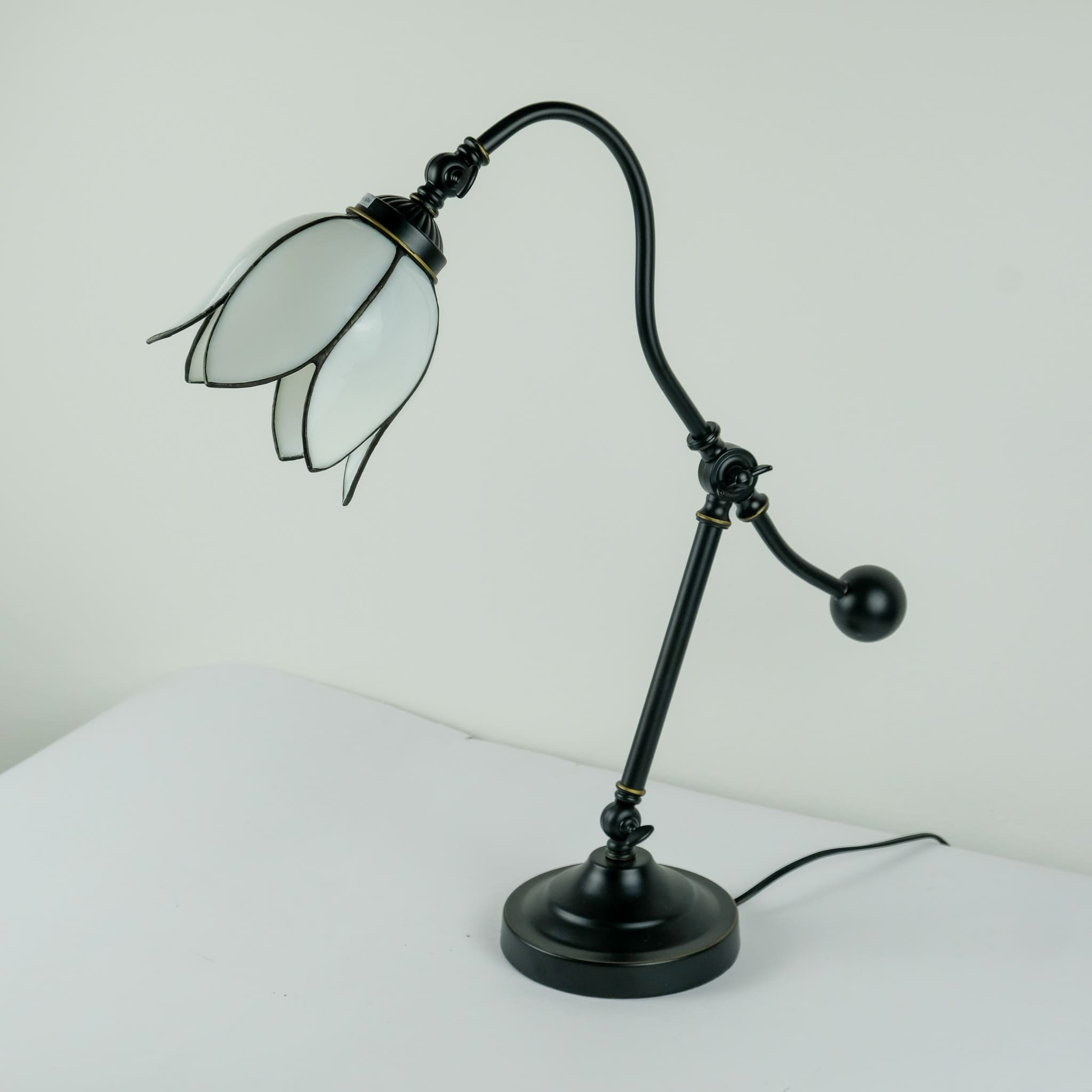 PETALS - LAMPADA TIFFANY CON SNODO - FIORE VETRO BIANCO - MONTATURA METALLICA NERA -1xE27