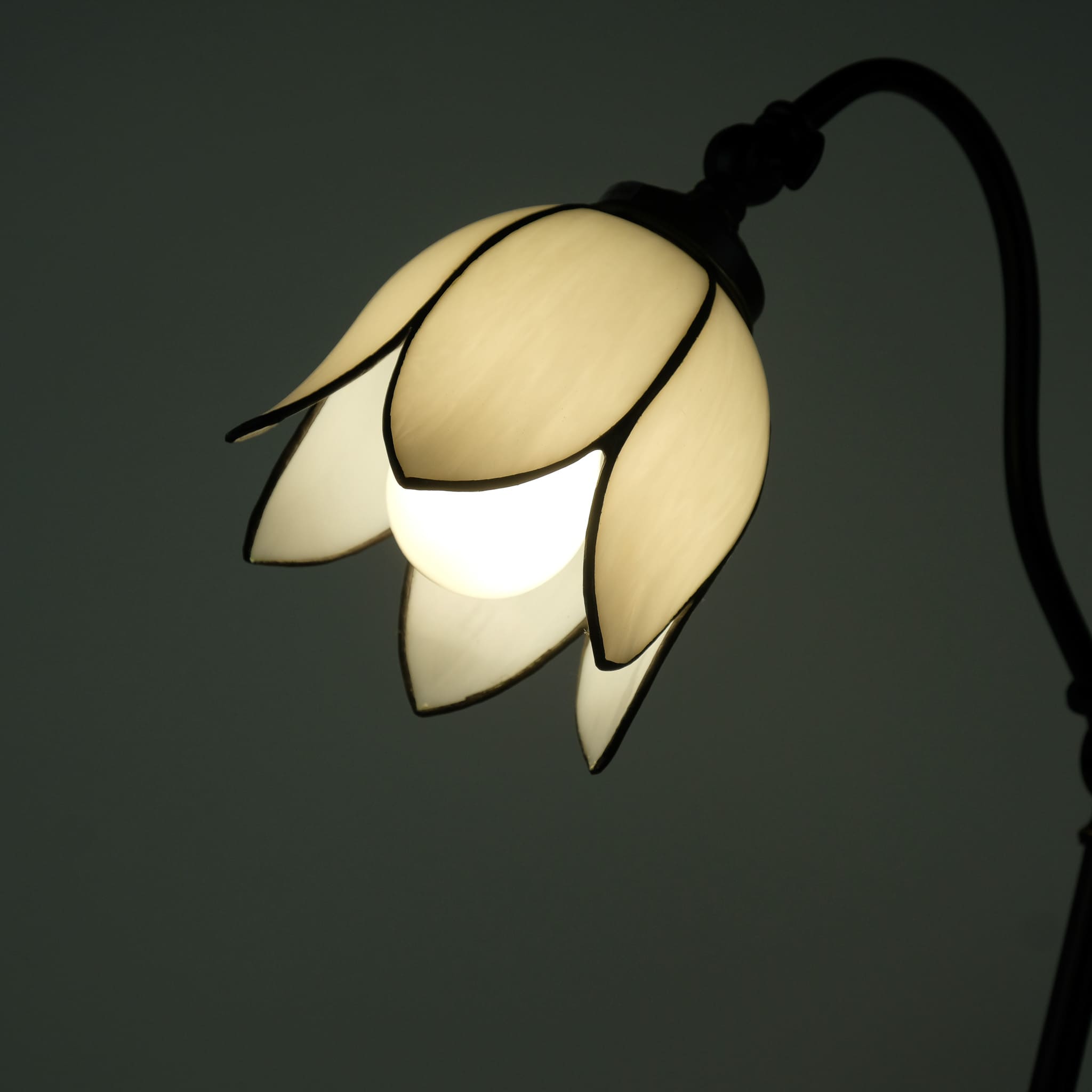 PETALS - LAMPADA TIFFANY CON SNODO - FIORE VETRO BIANCO - MONTATURA METALLICA NERA -1xE27